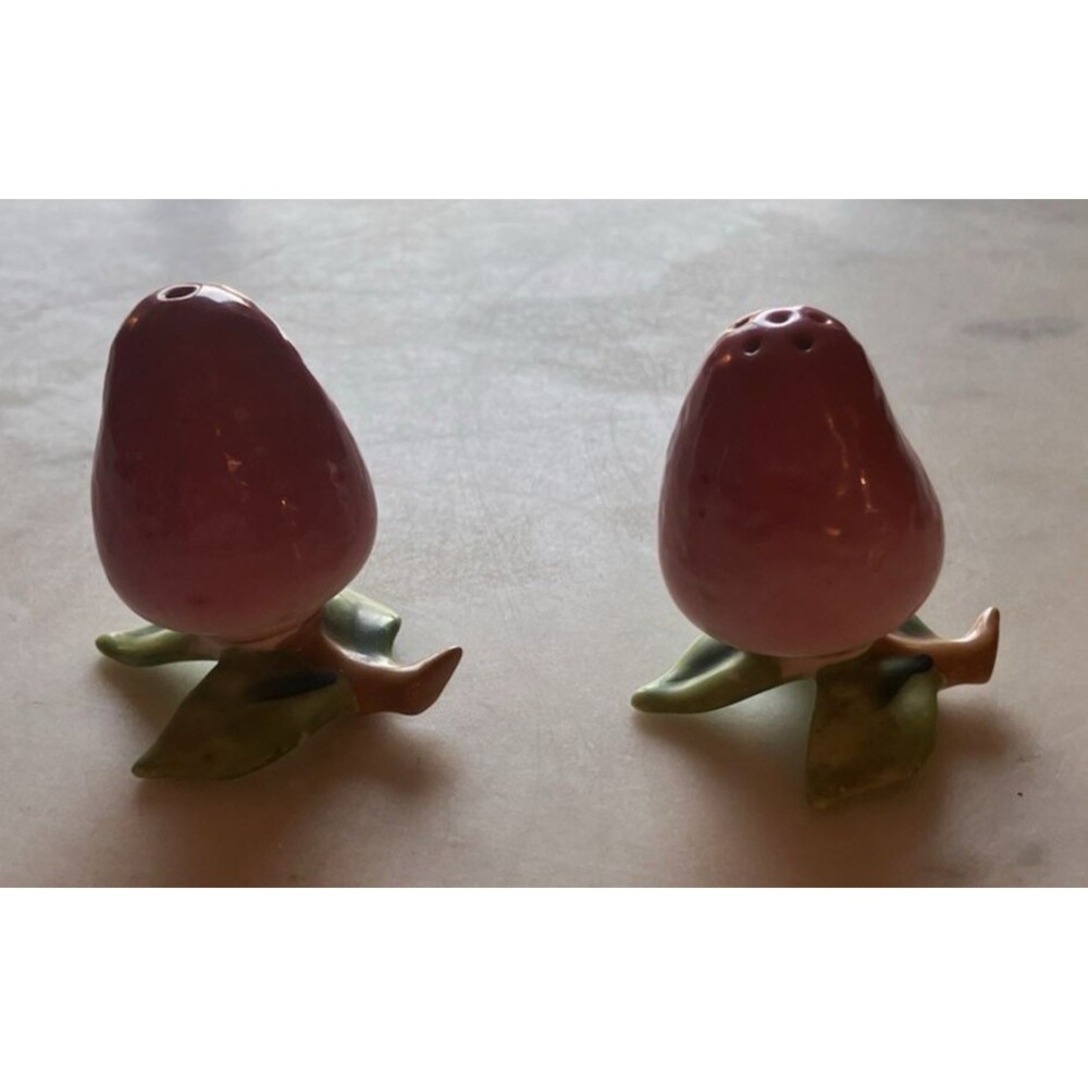 VTG Strawberries Ceramic Salt & Pepper Shakers Screw Leaf‎ Bottom ~ Japan B 18#4